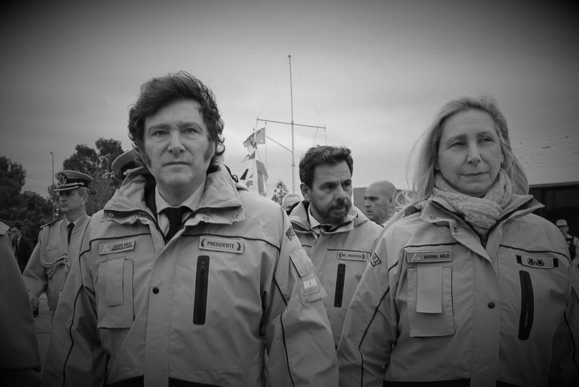 Javier Milei junto a su hermana Karina al recibir el buque Cutter James de la Guardia Costera de Estados Unidos que realizará tareas de patrullaje contra la pesca ilegal en aguas del Atlántico Sur. Foto: Prensa Presidencia.