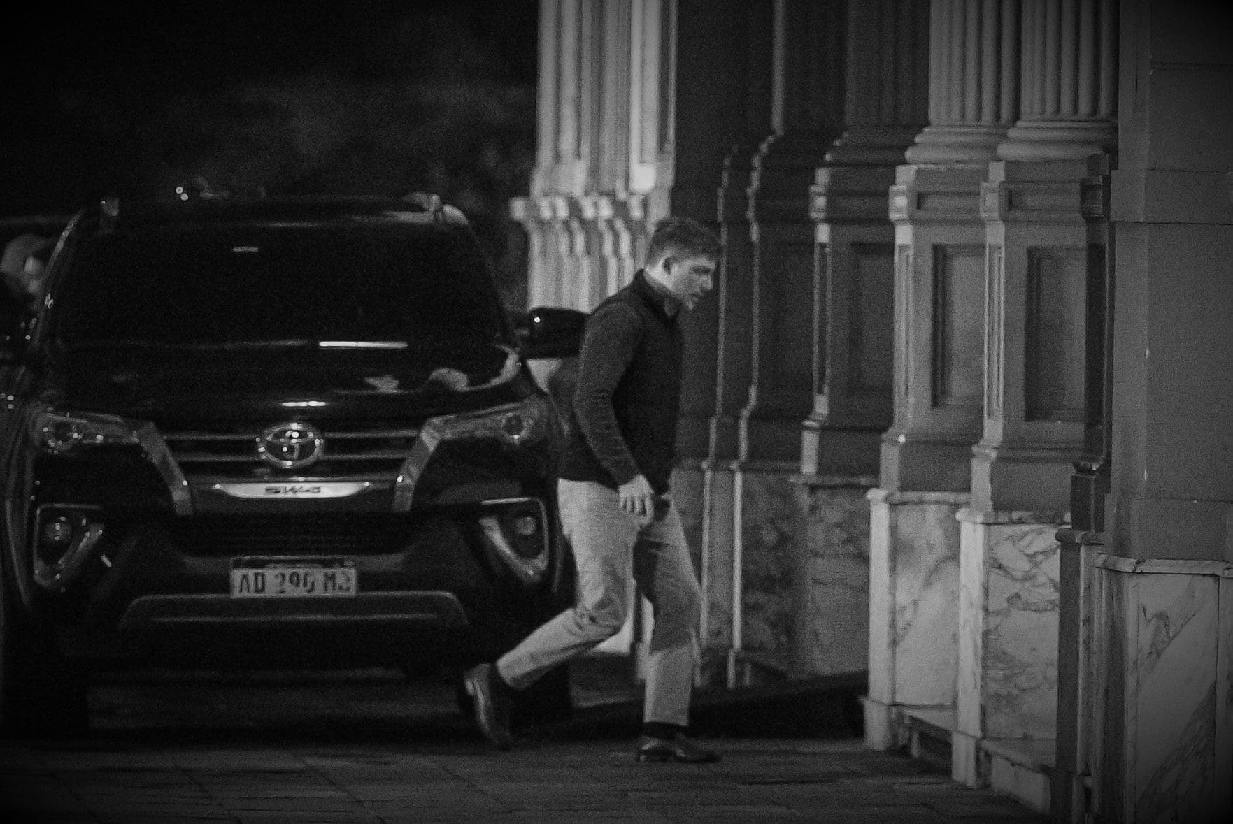 NOTICIAS ARGENTINAS BAIRES, ABRIL 14: El asesor presidencial Santiago Caputo llega esta noche a la Casa Rosada. Foto NA: MARCELO CAPECE