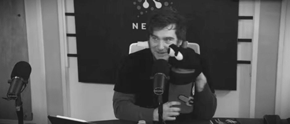 Javier Milei en Neura, donde llevó a su equipo económico a explicar la suba del dólar.