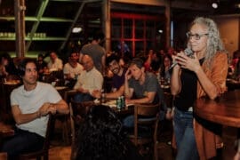 Una lectora toma la palabra en un encuentro con Mejores amigos